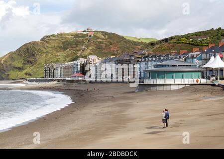 Front de mer et plage, Aberystwyth, Pays de Galles, Royaume-Uni Banque D'Images