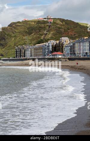 Front de mer et plage, Aberystwyth, Pays de Galles, Royaume-Uni Banque D'Images