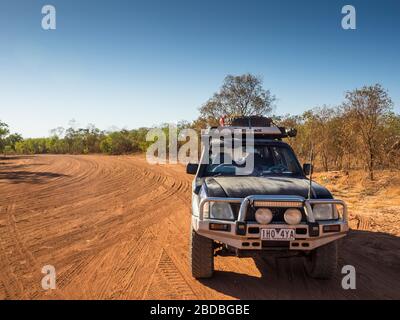 Le pont avant est dénoyé pour le voyage à l'arrière-plan, Gibb River Rd, The Kimberley Banque D'Images