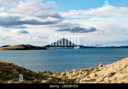 Mývatn dans le nord-est de l'Islande. Le nom signifie « Lac des Midges », qui a gonflé ici en été en nombre énorme. La montagne est Vindbelgjarfjall (529 m) Banque D'Images