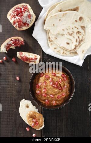 Muhammara con pan plano Banque D'Images