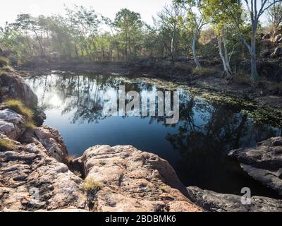 Arbres et ciel reflétés dans l'eau encore des piscines de Donkey au coucher du soleil, la rivière Charnley, les Kimberley Banque D'Images