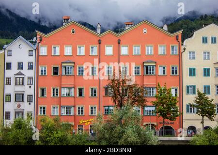 Innsbruck, Autriche - 12 août 2019 : bâtiments colorés sur la rivière Bank of Inn à Innsbruck. Banque D'Images