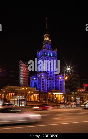 6 avril 2020 Varsovie, Pologne. Palais de la Culture et de la Science et pont Slasko-Dabrowski illuminé en l'honneur des méniques polonais qui combattent avec COVID-19 Banque D'Images