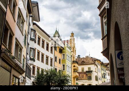 Bolzano, Italie - 13 août 2019 : façades de bâtiments traditionnels de Bolzano (Bozen), Italie. Banque D'Images