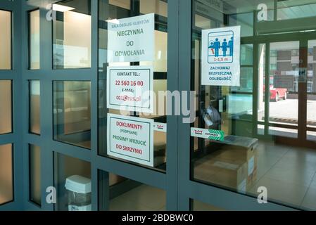 LUBLIN, POLOGNE - 8 avril 2020: Entrée fermée au bureau de l'institution polonaise d'assurance sociale (polonais: Zaklad Ubezpieczen Spolecznych) à Lublin pendant Banque D'Images