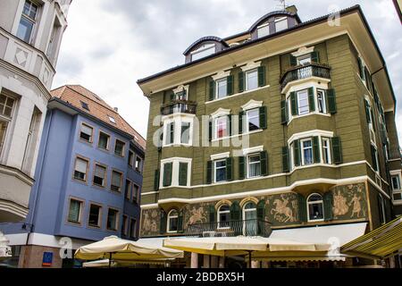 Bolzano, Italie - 13 août 2019 : façades de bâtiments traditionnels de Bolzano (Bozen), Italie. Banque D'Images