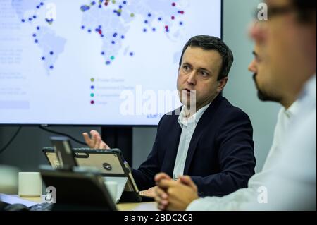 06 avril 2020, Hessen, Francfort-sur-le-Main: Aldo Espinosa, Flight Operations, discute des prochaines missions de retour avec l'équipe. La compagnie aérienne Lufthansa maintient un groupe de travail. Ce groupe de travail organise des vols spéciaux interdivisions pour ramener les Allemands de l'étranger. (À dpa 'Commission Worldwide: Opérations de retour et leurs défiss') photo: Andreas Arnold/dpa Banque D'Images