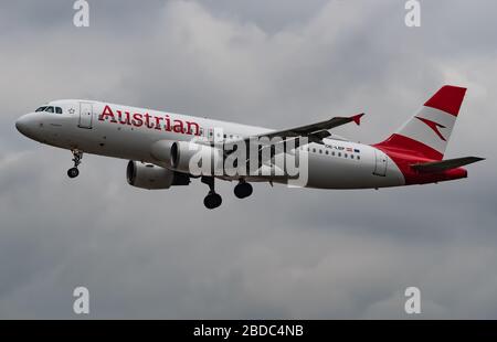 Austrian Airlines Airbus A320-200 OE-LBP approchant de l'aéroport de Francfort Banque D'Images