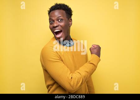 Un jeune étudiant afro-américain qui réussit à montrer le poing Banque D'Images