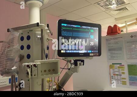 Ecran des statistiques de l'hôpital, paramètres vitaux, pression artérielle, niveau d'oxygène, teneur en oxygène. Cœur, pouls, battement, pulsation, moniteur, informations, corps, Banque D'Images