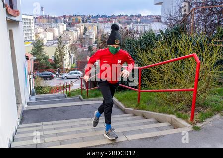 garçon courir à l'étage avec masque chirurgical fait maison Banque D'Images