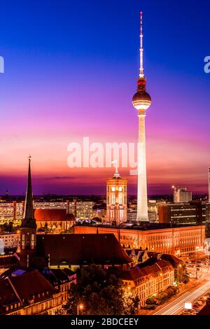 Vue aérienne sur Berlin avec célèbre tour de télévision et la Spree dans un magnifique crépuscule post coucher de soleil pendant l'heure bleue au crépuscule avec un ciel spectaculaire. Banque D'Images