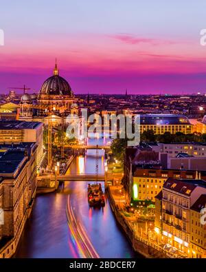 Vue aérienne sur la ville de Berlin et la Spree au coucher du soleil, Allemagne Banque D'Images
