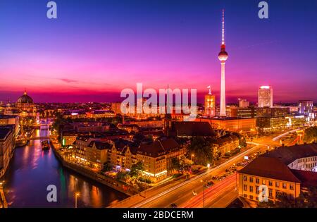 Vue aérienne sur Berlin avec célèbre tour de télévision et la Spree dans un magnifique crépuscule post coucher de soleil pendant l'heure bleue au crépuscule avec un ciel spectaculaire. Banque D'Images