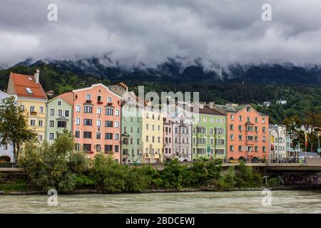 Innsbruck, Autriche - 12 août 2019 : les gens marchent le long de la rivière Inn avec les montagnes de la Nordkette en arrière-plan. Banque D'Images