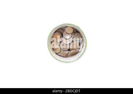 Vue de dessus des pièces de la Lira turque (TRY) dans un pot isolé sur fond blanc. Croissance de l'argent et concept d'accumulation de dépôts. Banque D'Images