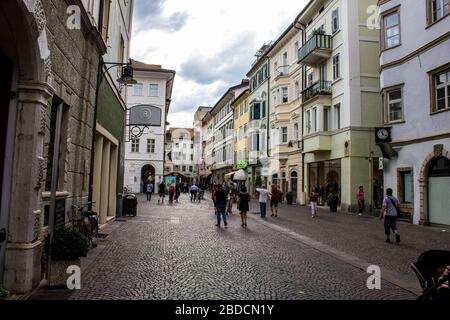 Bolzano, Italie - 13 août 2019: Les gens marchont le long de la via della Mostra, Bolzano (Bozen). Banque D'Images