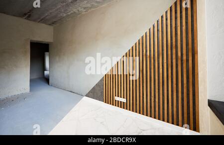 Concept de rénovation, cuisine avant et après travaux de rénovation, planches en bois verticales sur le mur, tuiles brillantes sur le sol Banque D'Images