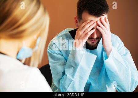 Le médecin de la clinique examine le patient et donne des conseils Banque D'Images