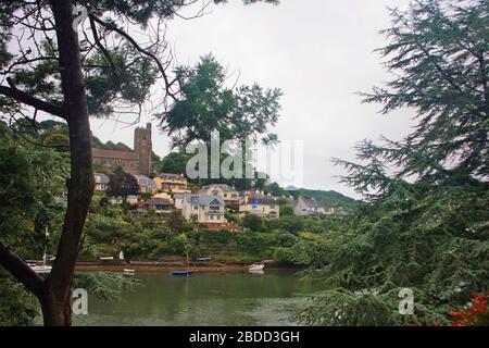 Noss Mayo, l'église St Pierre et Newton Creek à mi-marée, de Riverside Road East, Newton Ferrers, Devon, Angleterre, Royaume-Uni Banque D'Images