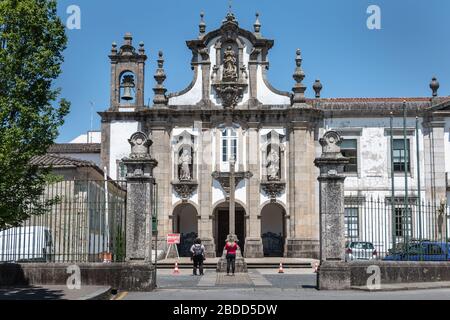 Guimaraes, Portugal - 10 mai 2018: Couvent de Santo Antonio dos Capuchos dans le centre historique de la ville comme les touristes visitent le printemps Banque D'Images