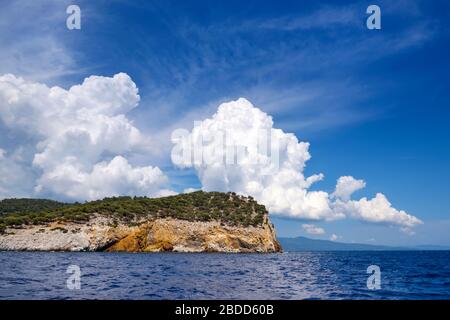 Vue sur le rivage depuis la mer. Paysage avec la mer et de beaux nuages dans le ciel bleu Banque D'Images