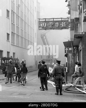 Les services d'urgence, y compris les pompiers, assistent à un incendie de bâtiment dans la rue Kennedy, sur la route Queen's est, sur l'île de Hong Kong, en 1979 photo de Tony Henshaw Banque D'Images