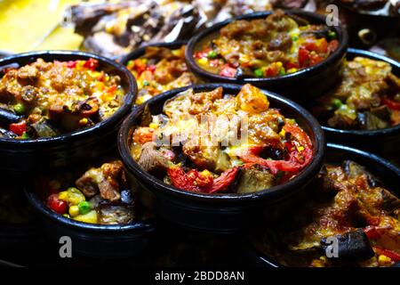 Viande sautée avec cheddar sur le carrelage. Légumes mélangés et viande d'agneau Banque D'Images