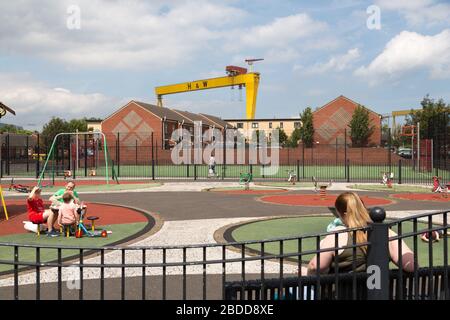 15.07.2019, Belfast, Irlande du Nord, Grande-Bretagne - terrain de jeu au Parc commémoratif du Dr Pitt et grues du chantier naval H&W dans l'est de Belfast où le Ti Banque D'Images