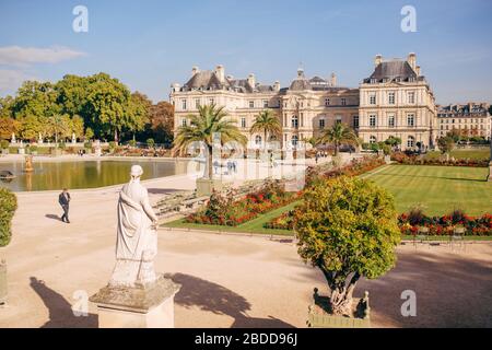 Sculpture devant le Palais de Luxembourg à Paris, France. Le jardin est une destination de vacances populaire sur la rive gauche, dans le quartier latin. Banque D'Images