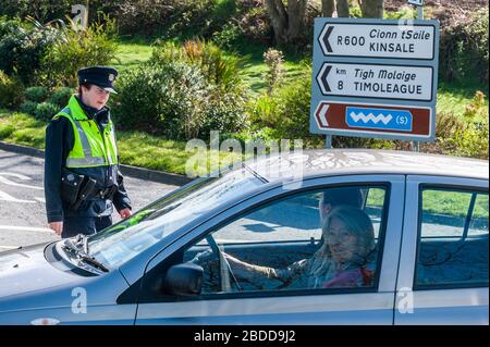 Clonakilty, West Cork, Irlande. 8 avril 2020. Le ministre de la Santé, Simon Harris TD, a signé la nuit dernière un projet de loi visant à donner plus de pouvoirs à Gardai au milieu de la pandémie de Covid-19. La nouvelle loi permet au gardai de détenir le public si les gens font des journaux unneccesary. Le Gardai a promis plus de barrages routiers au cours du week-end de Pâques car on s'attend à ce que les gens voyagent dans les maisons de vacances et les parcs de caravanes. A Garda parle à un automobiliste au point de contrôle ce matin sur la Clonakilty à Bandon Road. Crédit : Andy Gibson/Alay Live News Banque D'Images