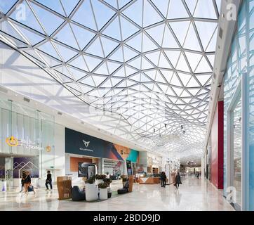 Rues commerçantes sous les puits de lumière. Westfield White City, Londres, Royaume-Uni. Architecte : UNStudio, 2018. Banque D'Images