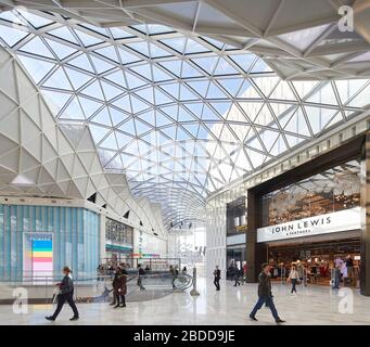 Rue commerçante sous le toit plein-ciel. Westfield White City, Londres, Royaume-Uni. Architecte : UNStudio, 2018. Banque D'Images