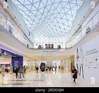 Rues commerçantes à plusieurs niveaux sous le toit plein-ciel. Westfield White City, Londres, Royaume-Uni. Architecte : UNStudio, 2018. Banque D'Images