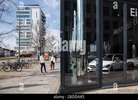 04.04.2019, Berlin, Berlin, Allemagne - projet niveaux de vie et salle d'exposition Mercedes à Muehlenstrasse à Berlin-Friedrichshain. 00P190404D463CAROEX.JPG Banque D'Images