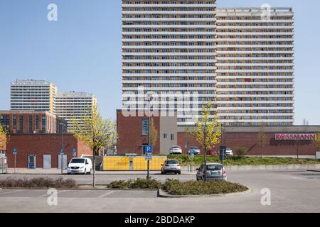 07.04.2019, Berlin, Berlin, Allemagne - bâtiments à panneaux et parking vide à Helene-Weigel-Platz à Berlin-Marzahn. 00P190407D492CAROEX.JPG [MODÈLE R Banque D'Images