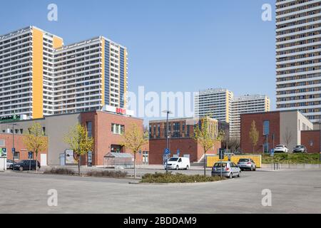 07.04.2019, Berlin, Berlin, Allemagne - bâtiments Slab et parking vide à Helene-Weigel-Platz à Berlin-Marzahn. 00P190407D493CAROEX.JPG [MODÈLE RE Banque D'Images