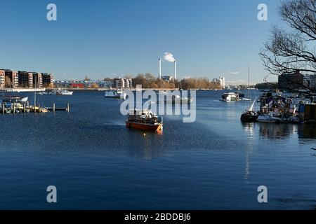 05.02.2020, Berlin, Berlin, Allemagne - dans la baie de Rummelsburg, dans le quartier de Lichtenberg. Les bateaux de différentes tailles sont ancrés ici sans permissi Banque D'Images