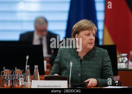 Berlin, Allemagne. 08 avril 2020. La chancelière Angela Merkel assiste à la réunion hebdomadaire du cabinet du gouvernement fédéral à la Chancellerie de Berlin. Afin de ralentir la propagation du coronavirus, le gouvernement fédéral a sévèrement limité la vie publique et a appelé les citoyens à rester chez eux. Crédit: Markus Schreiber/AP POOL/dpa/Alay Live News Banque D'Images