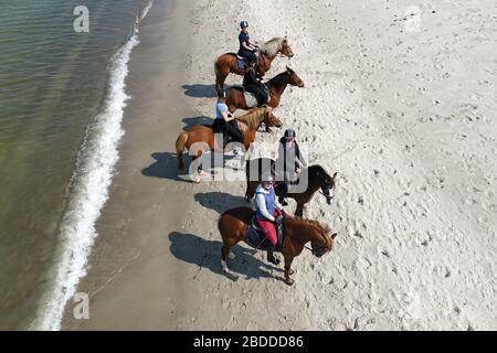 28.04.2018, Dierhagen, Mecklenburg-Ouest Pomerania, Allemagne - Allemagne - les femmes qui font de l'équitation sur la plage de la mer Baltique. 00S180428D467CAROEX. Banque D'Images