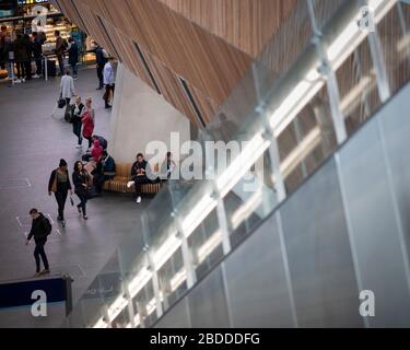 Escalator menant à la concurrence. London Bridge Station, Londres, Royaume-Uni. Architecte: Grimshaw, 2019. Banque D'Images