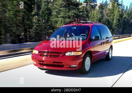 Dodge Caravan Sport se monospace lors d'un voyage en Californie sur la route Gold Country 1996 Banque D'Images