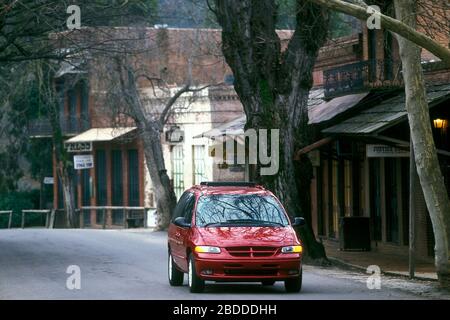 Dodge Caravan Sport se monospace lors d'un voyage en Californie sur la route Gold Country 1996 Banque D'Images