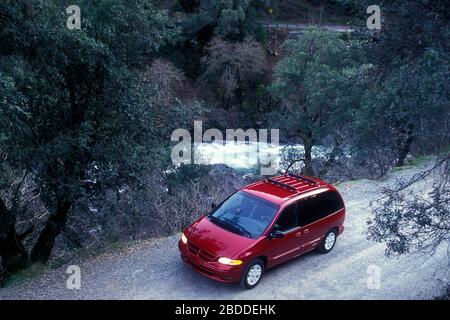 Dodge Caravan Sport se monospace lors d'un voyage en Californie sur la route Gold Country 1996 Banque D'Images