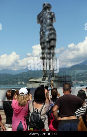 16.07.2018, Batumi, Adjaria, Géorgie - touristes devant la sculpture Ali et Nino par Tamara Kwesitadze. 00S180716D028CAROEX.JPG [VERSION DU MODÈLE : N Banque D'Images