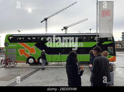 01.03.2020, Berlin, Berlin, Allemagne - Flixbus s'arrête sur la place Hildegard Knef. 00S200301D561CAROEX.JPG [AUTORISATION DU MODÈLE: NON, AUTORISATION DE PROPRIÉTÉ: NON (C) VOITURE Banque D'Images