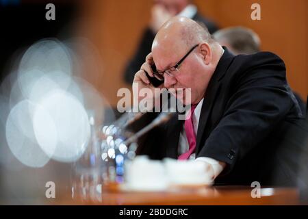 Berlin, Allemagne. 08 avril 2020. Le ministre fédéral de l'économie, Peter Altmaier, fait un appel téléphonique avant la réunion hebdomadaire du Cabinet du gouvernement fédéral à la Chancellerie. Afin de ralentir la propagation du coronavirus, le gouvernement fédéral a considérablement limité la vie publique. Crédit: Markus Schreiber/AP POOL/dpa/Alay Live News Banque D'Images