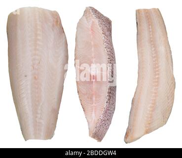 Jeu de tranches de filet de poisson frais isolées sur blanc. Fruits de mer sains. Banque D'Images