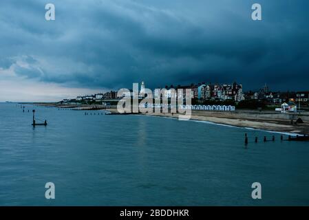 Southwold photographié depuis l'embarcadère, lumière bleue en début de soirée Banque D'Images